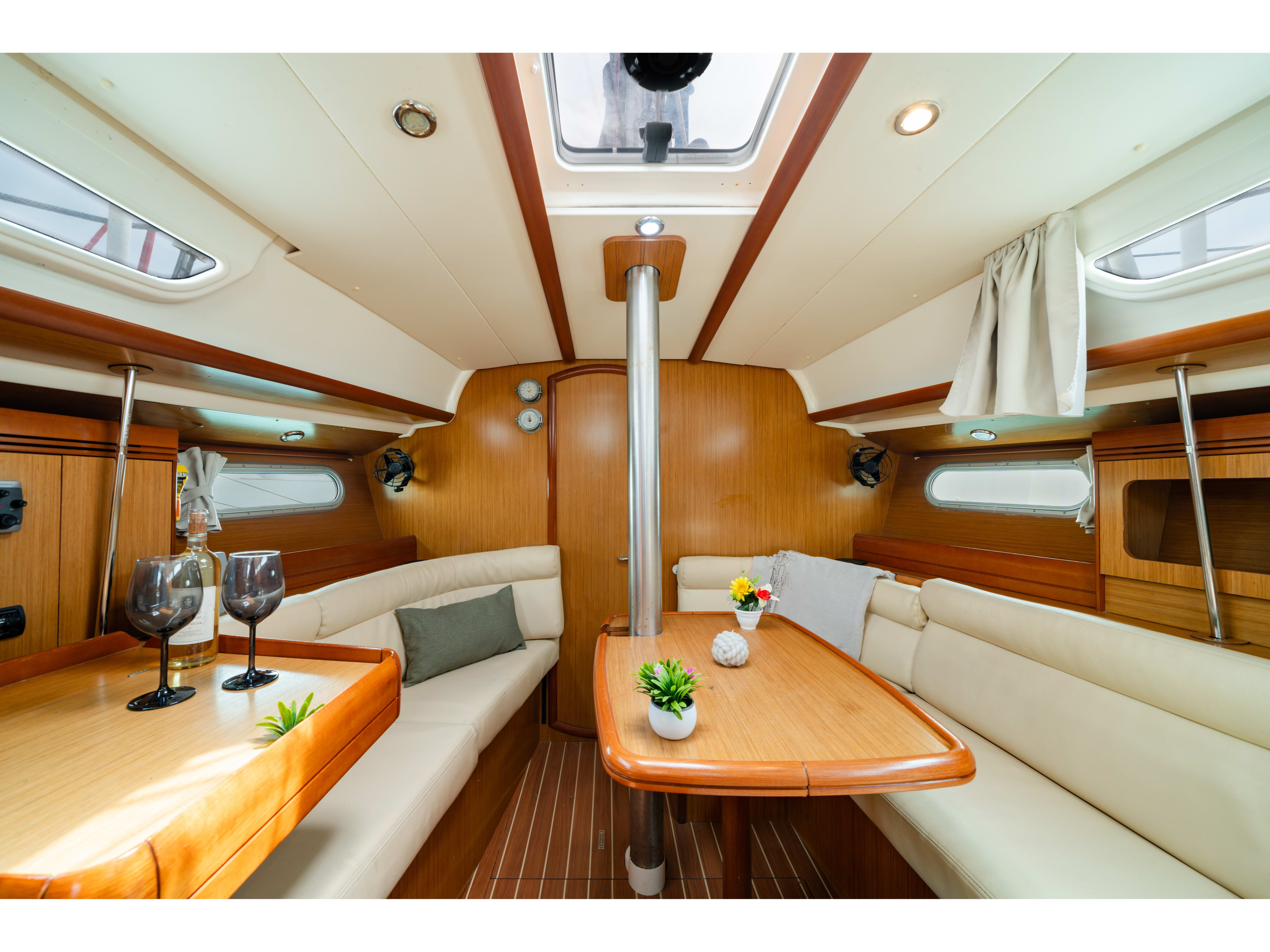 DIONE Sun Odyssey 36i amarrado en Lavrion Main Port
