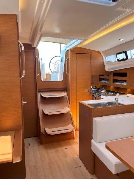 ETHRA Sun Odyssey 380 amarrado en Lavrion Main Port