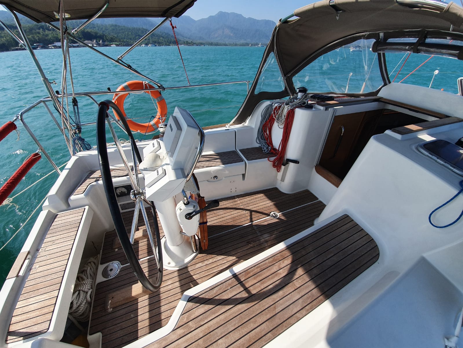 Aqua Sun Odyssey 33i біля причалу Koh Chang