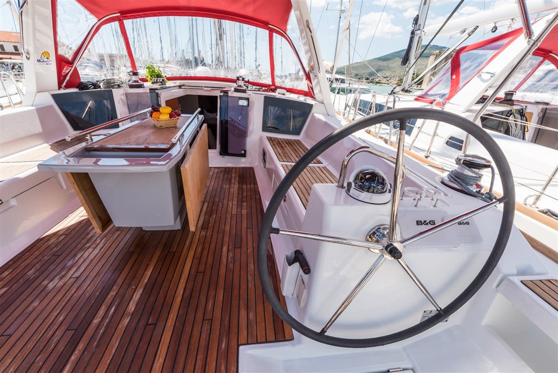 MOBULA ONE Oceanis 45 amarrado en ACI Marina Split