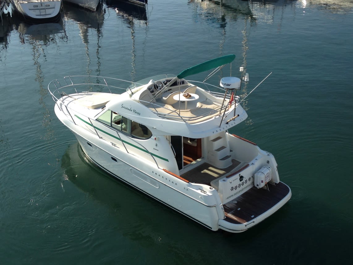 Kazan I Prestige 32 vor Anker in Sitges - Barcelona / Port d'Aiguadolç