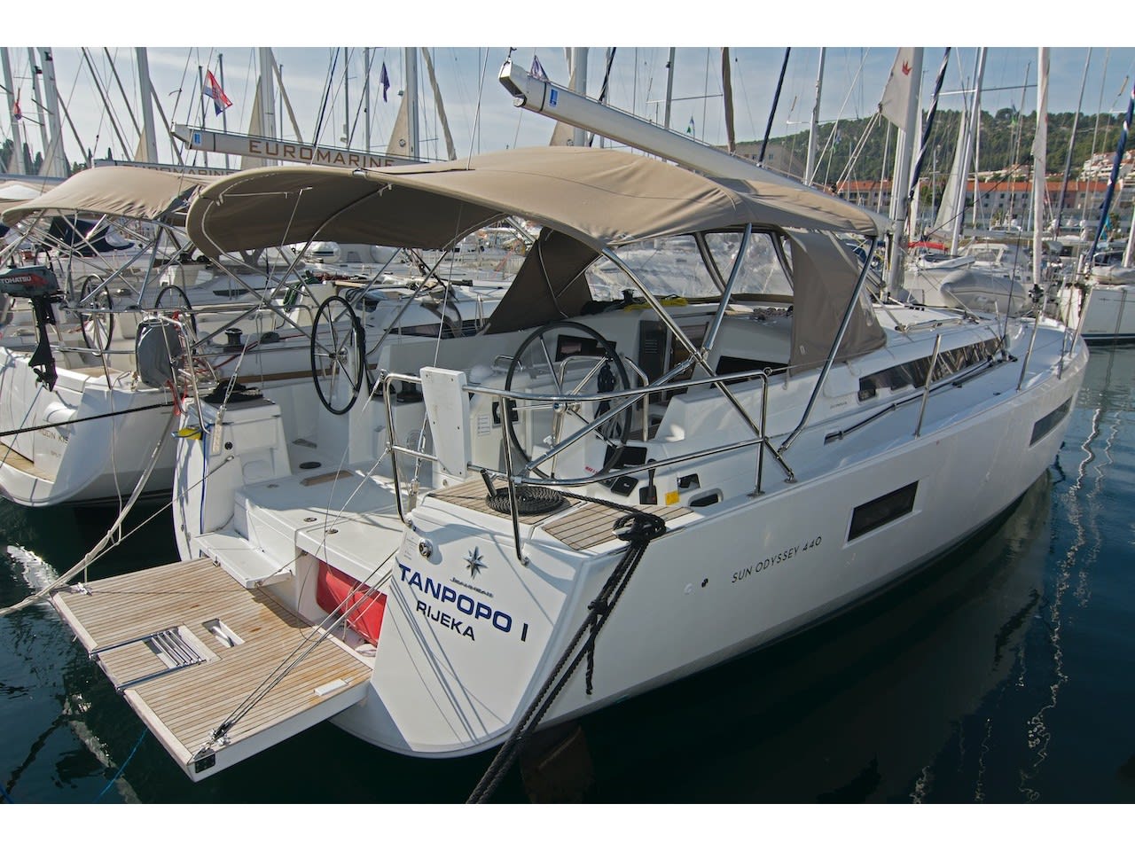 Tanpopo Sun Odyssey 440 біля причалу ACI Marina Split