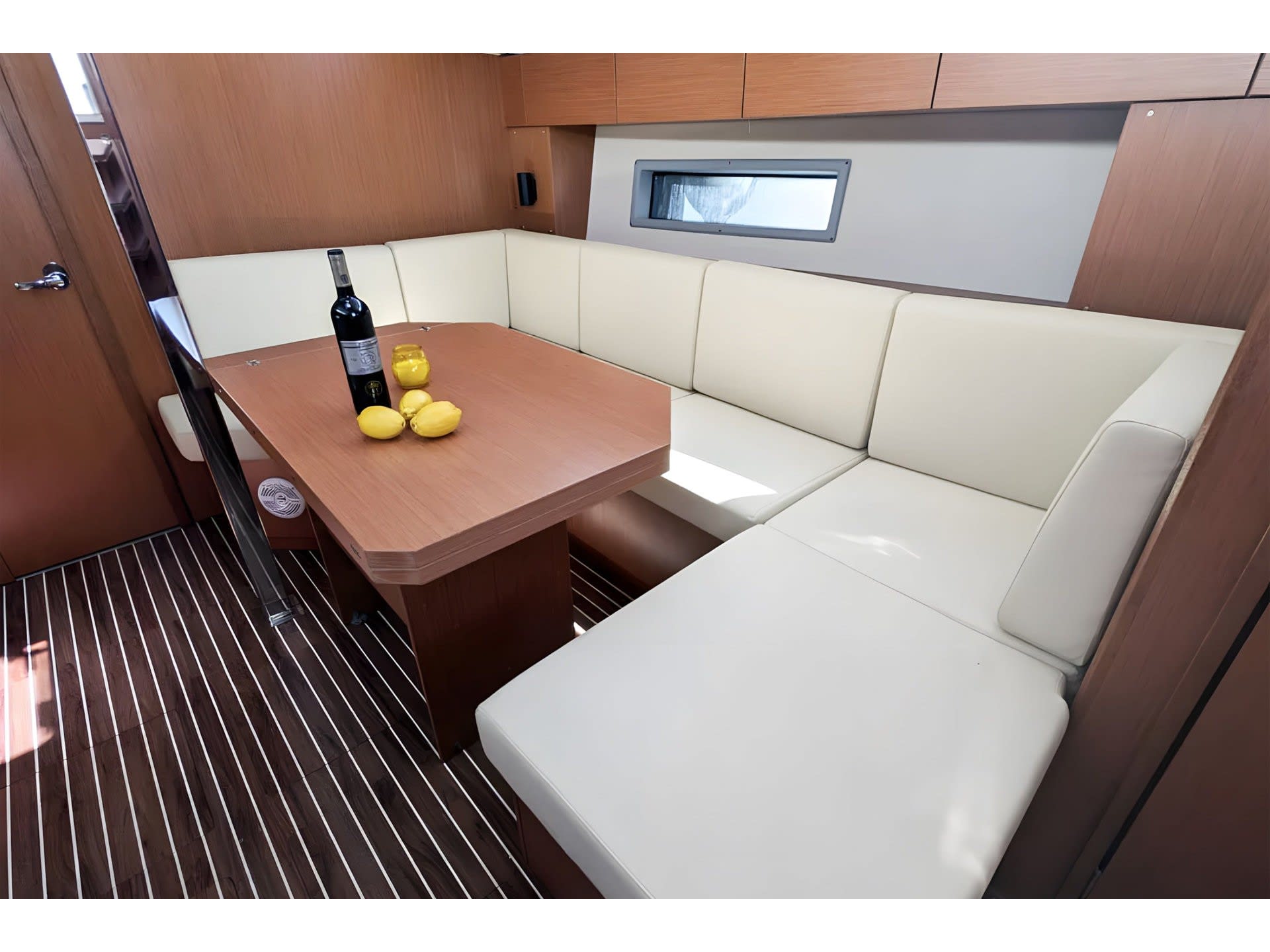 Blue Eyes Bavaria C42 біля причалу Palma de Mallorca / Palma