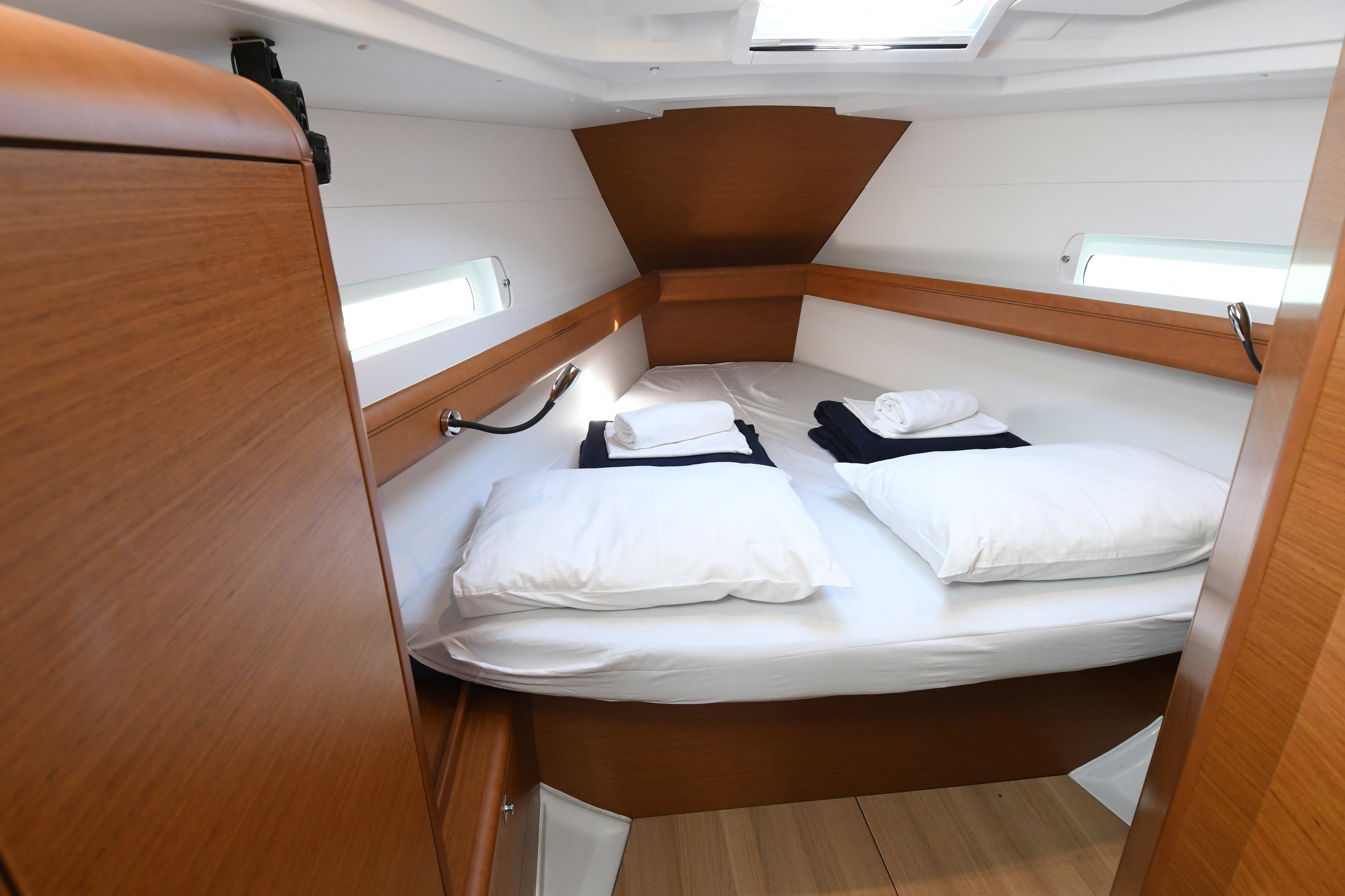 Kiss Kiss Sun Odyssey 419 біля причалу ACI Marina Dubrovnik