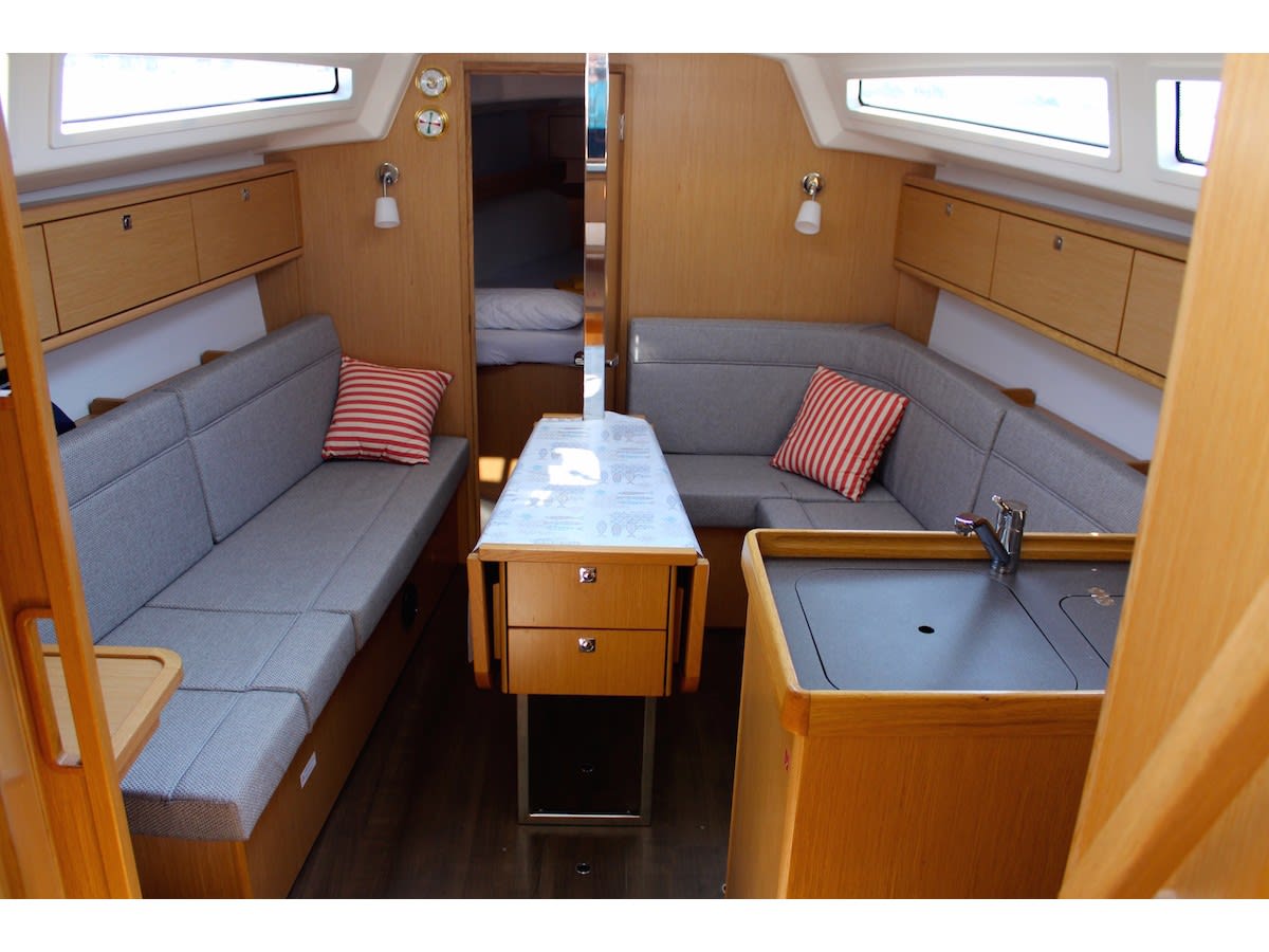 Why Not 15 Bavaria 34 Cruiser біля причалу Lefkada / Port of Lefkas