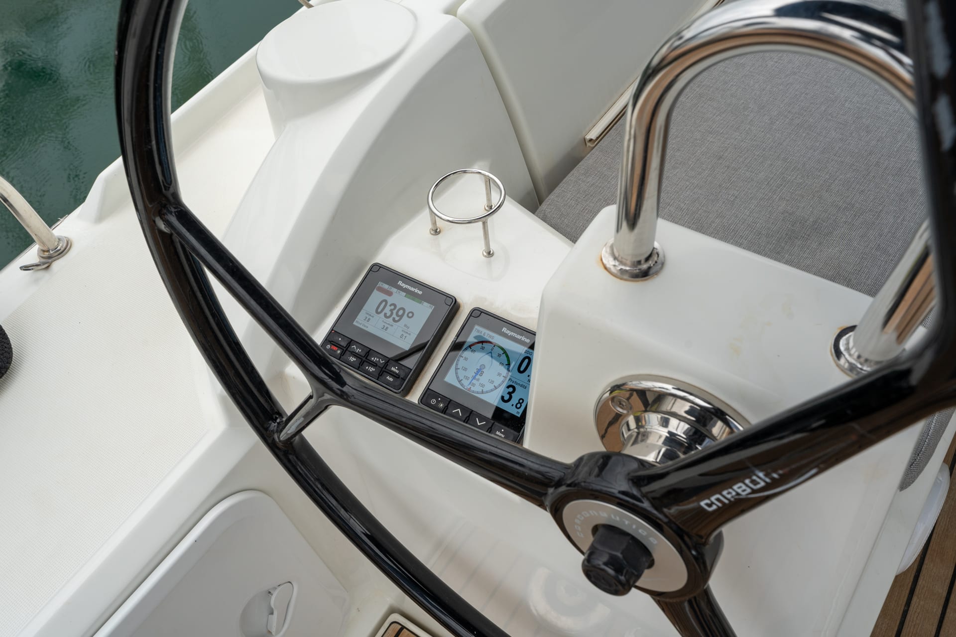 Pluto - Comfort line Oceanis 34.1 vor Anker in Salerno / Marina d'Arechi
