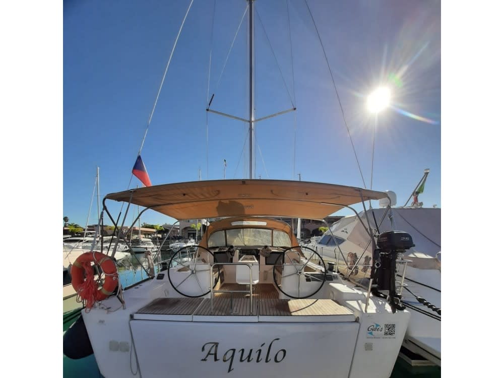 Aquilo Dufour 460 Grand Large біля причалу Furnari / Marina Portorosa
