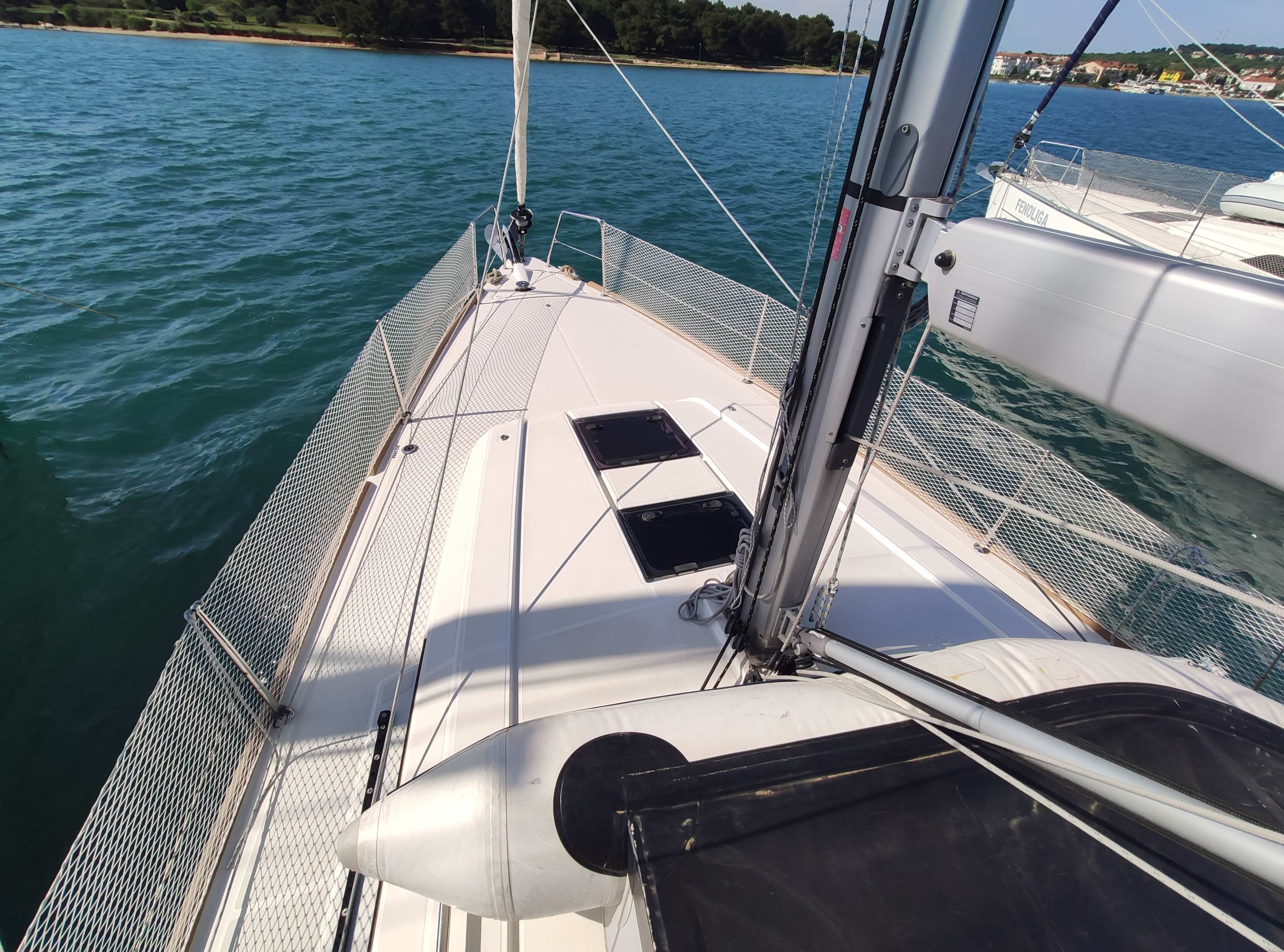Citrea Oceanis 38.1 vor Anker in Marina Medulin