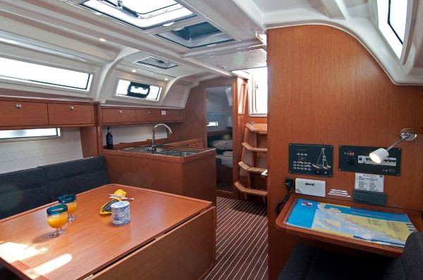 ADRIA NINA Bavaria 37 Cruiser amarrado en ACI Marina Split