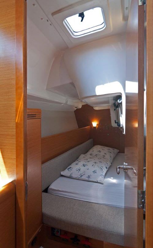 KIKI KISS Sun Odyssey 33i біля причалу ACI Marina Split