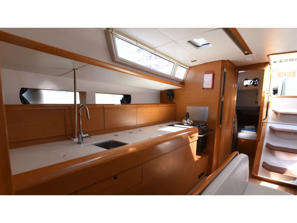 Thoe Sun Odyssey 469 amarrado en Port of Volos