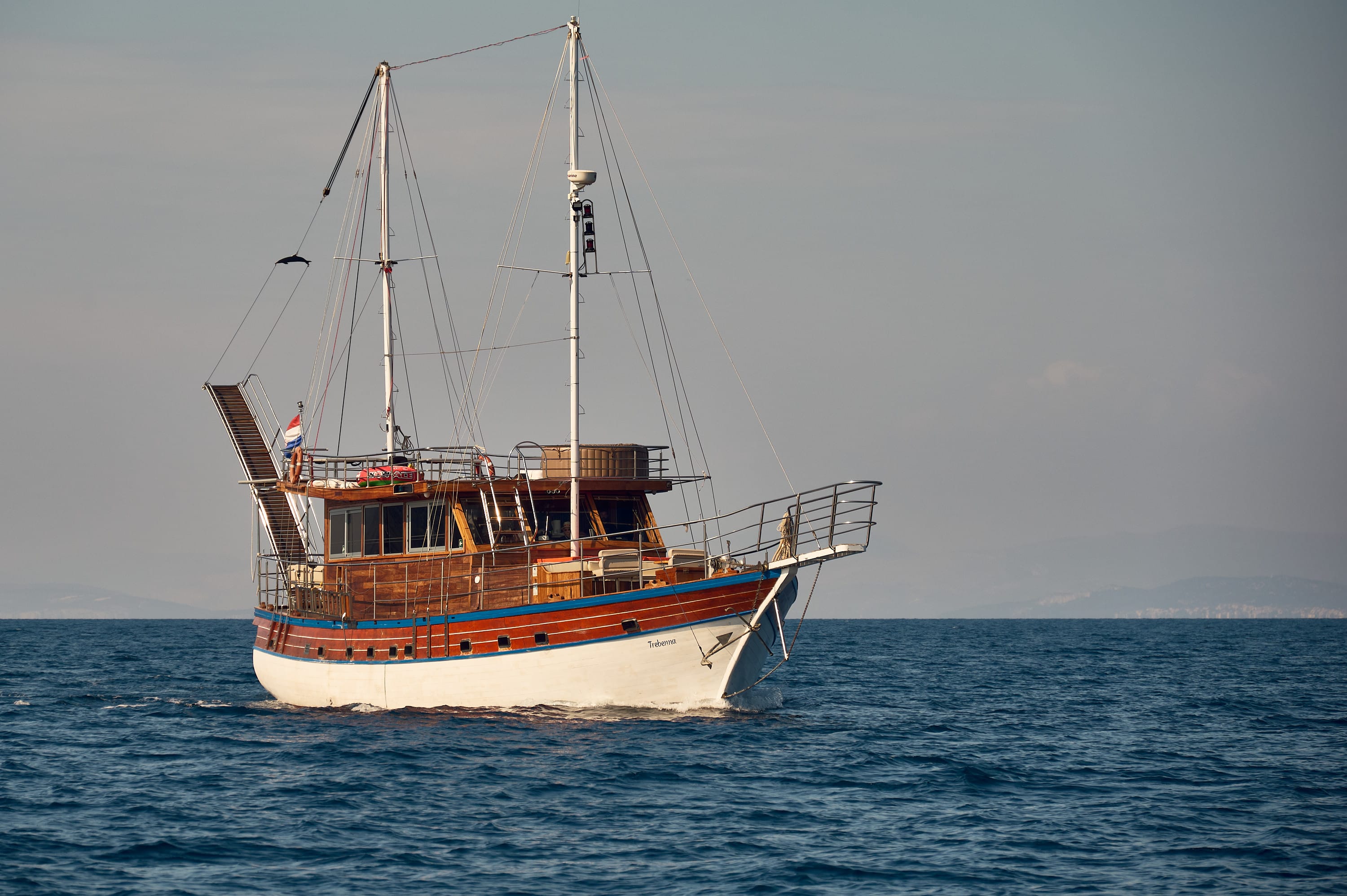 TREBENNA Gulet vor Anker in Omiš City Port