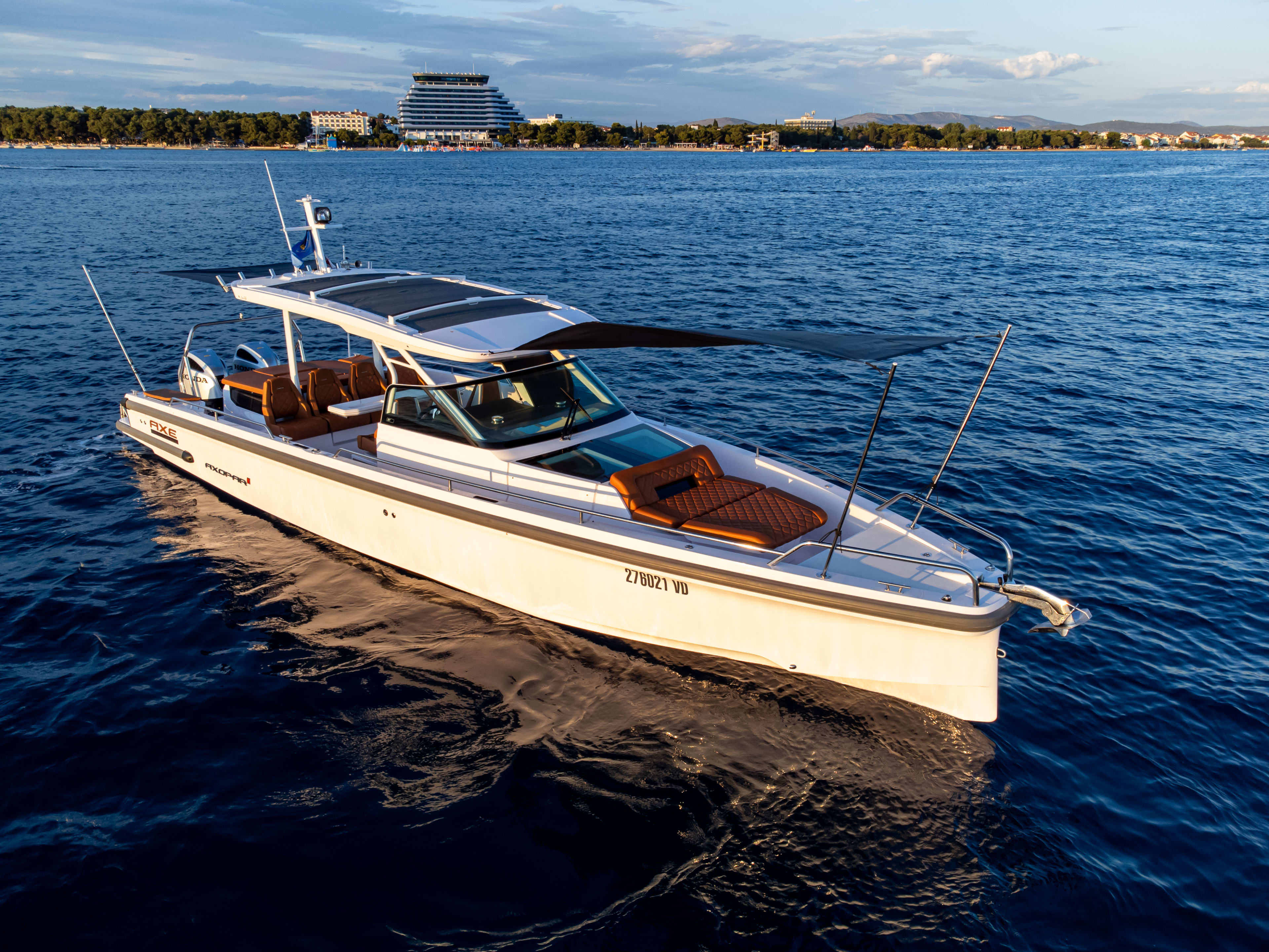 Axe Axopar 37  Sun Top amarrado en Port of Vodice