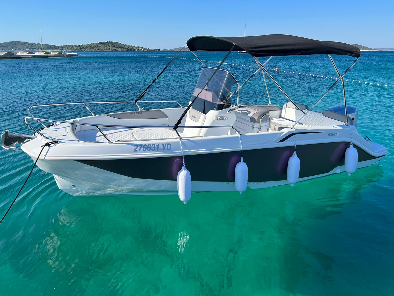 Salpa Salpa Sunsix amarrado en Port of Vodice
