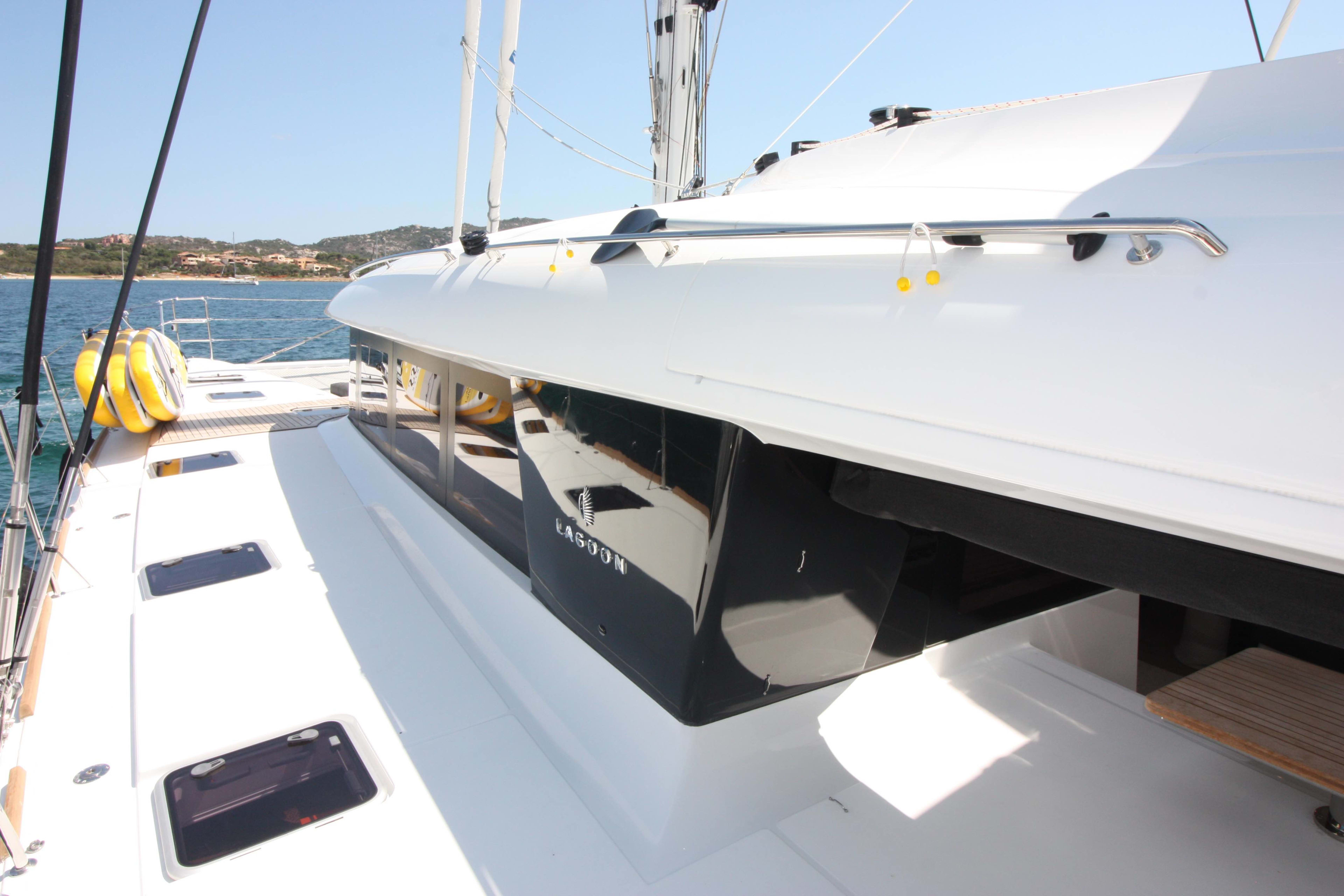 The Sun (TOR) Lagoon 620 amarrado en Road Town / Inner Harbour Marina
