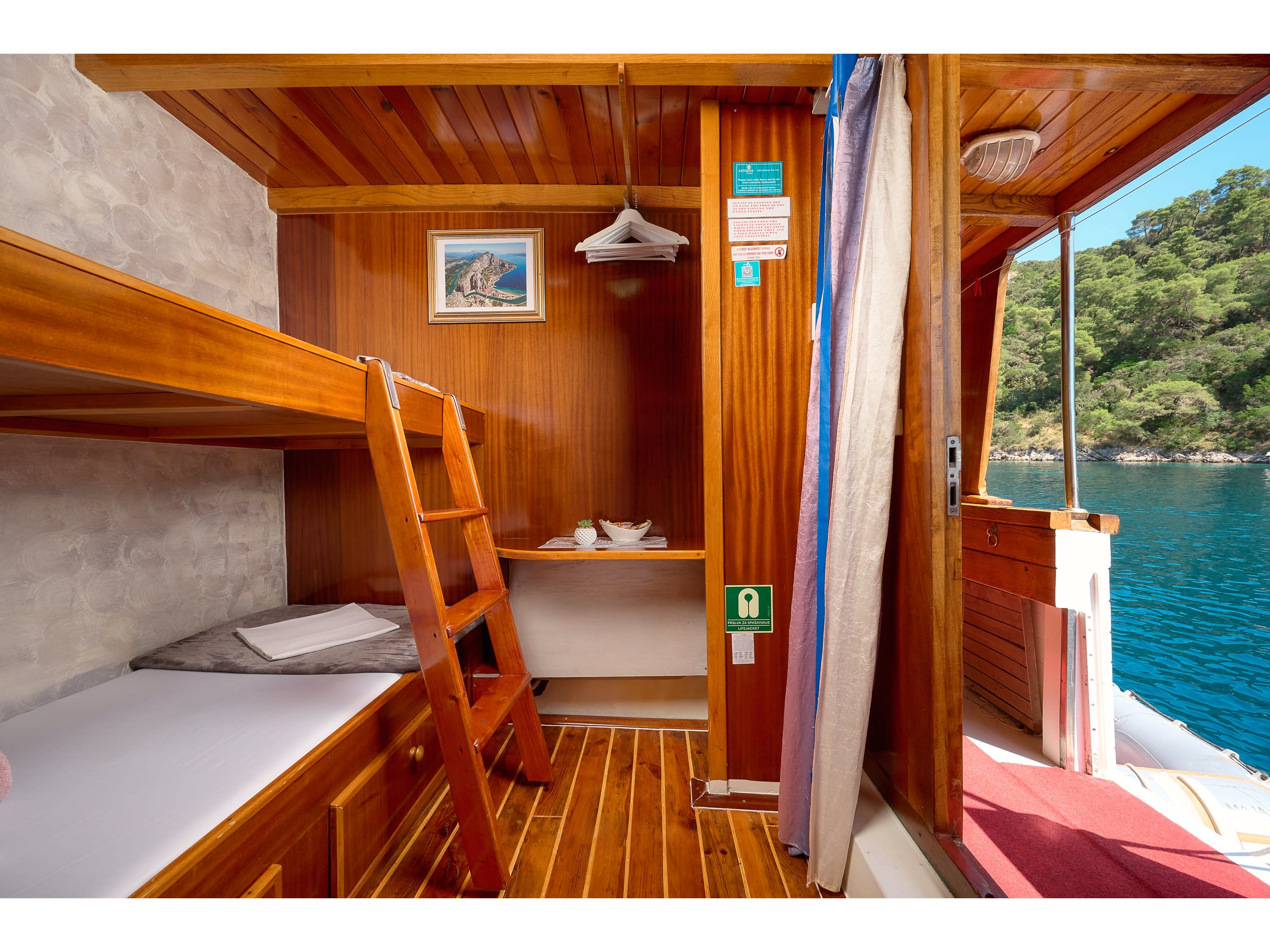 Moja Maja Motor sailer vor Anker in Kaštel Štafilić / Ferry port Divulje