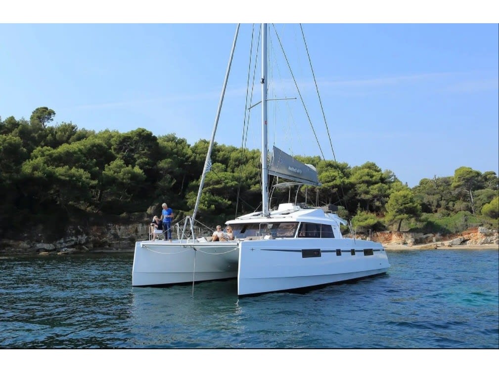 Aureliano Nautitech 46 Fly біля причалу Athens / Alimos Marina