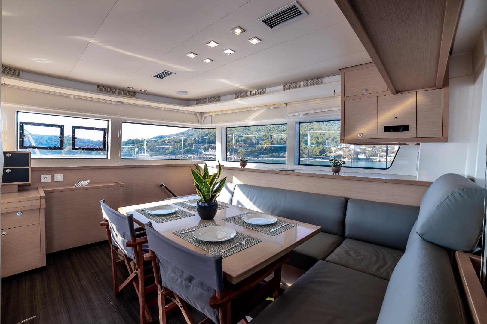 White Pearl Lagoon 52 amarrado en Piraeus / D-Marin Zea Marina