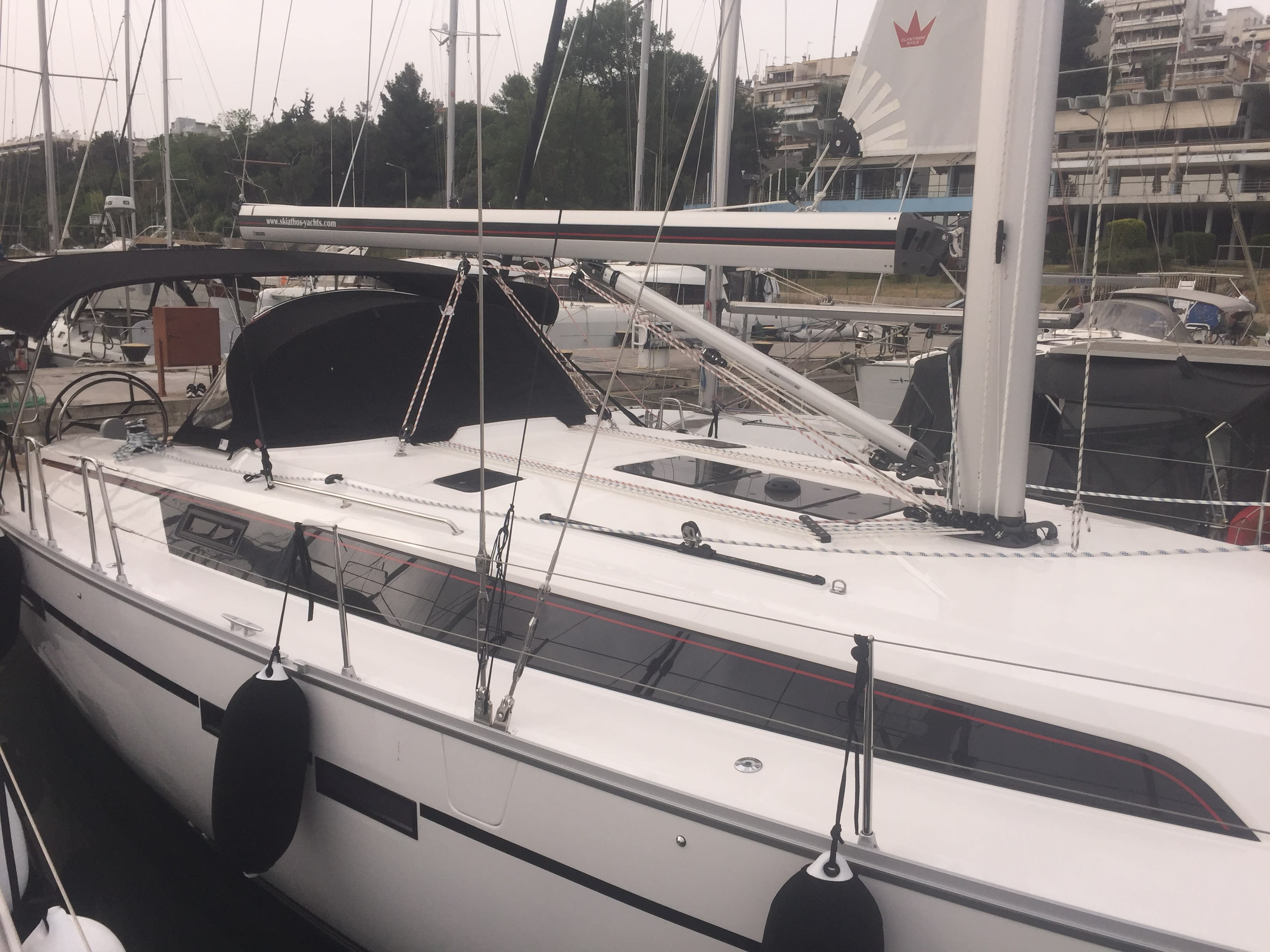 Irene Bavaria 46 Cruiser біля причалу Skiathos
