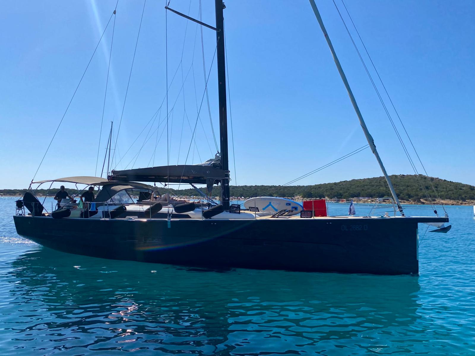 Hola Dufour 56 Exclusive amarrado en Marina di Portisco