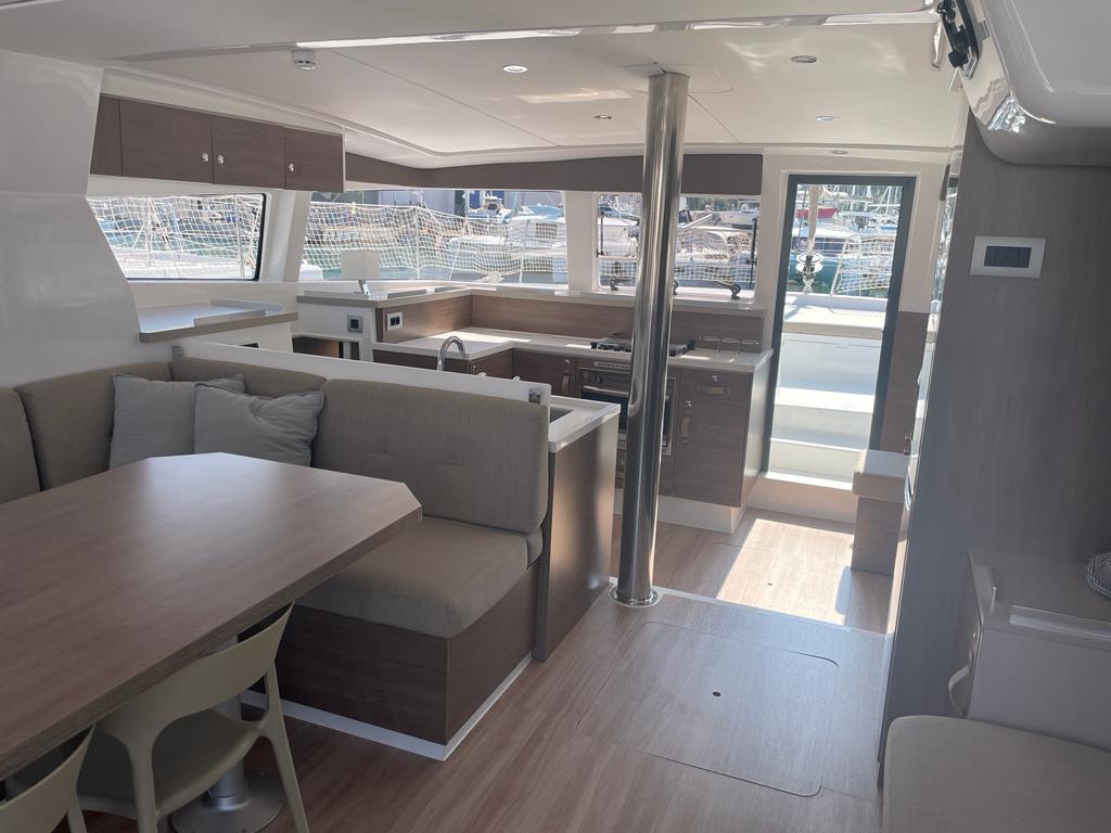 IDRA Bali 4.2 vor Anker in Capo d'Orlando Marina