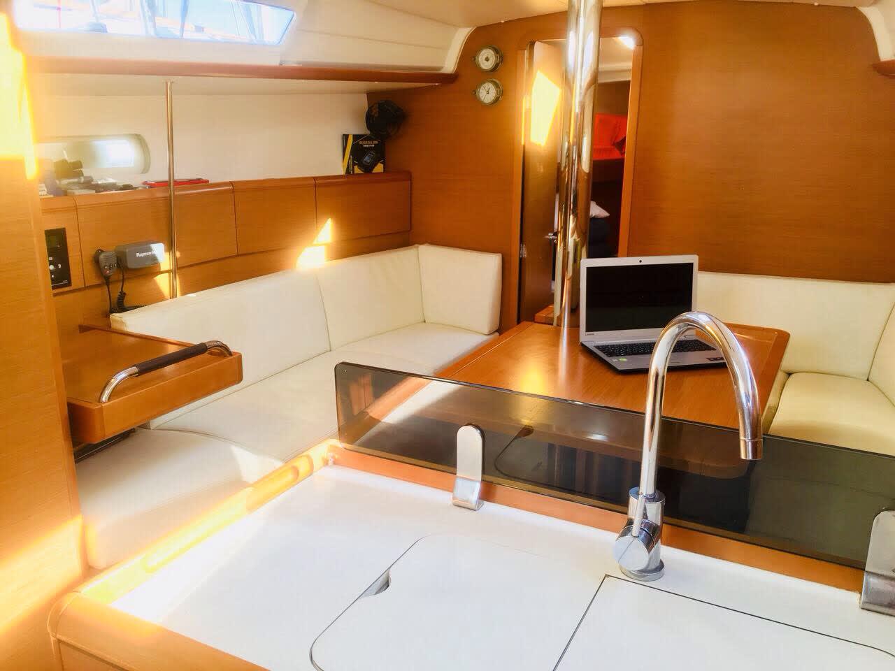ARGO Sun Odyssey 379 amarrado en Athens / Alimos Marina
