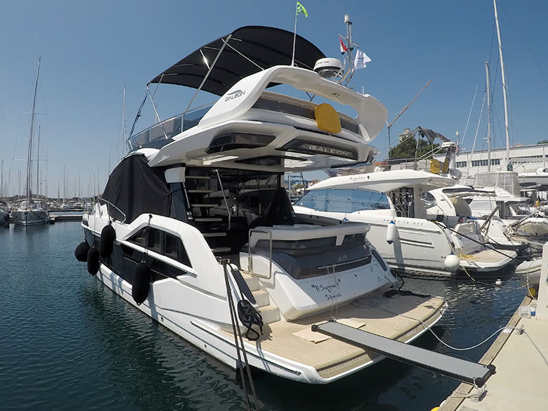 Il Sogno V Galeon 480 Fly vor Anker in Šibenik / D-Marin Marina Mandalina