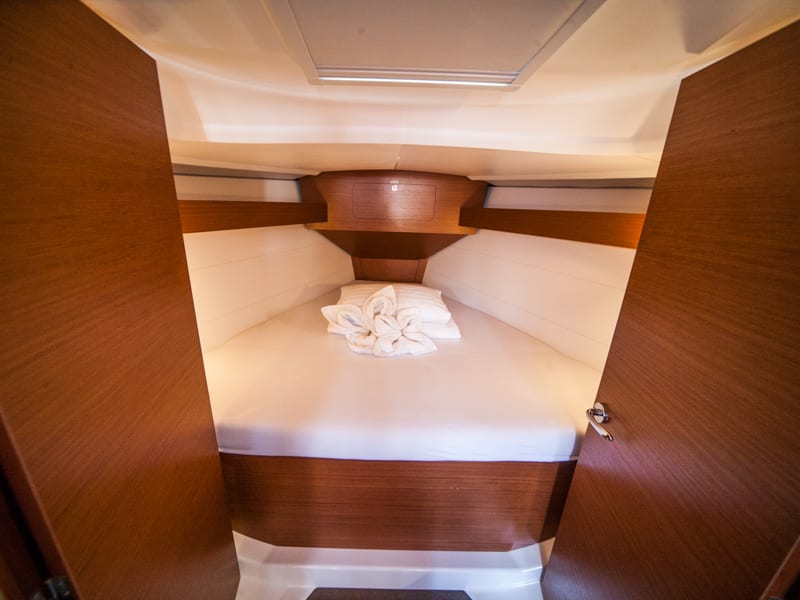 IDA (new sails 2023.) Dufour 350 Grand Large vor Anker in Primošten / Marina Kremik