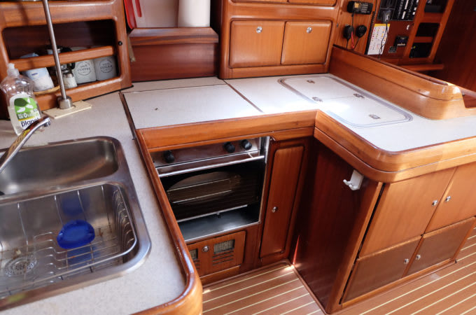 Kyknos Bavaria 50 amarrado en Port of Volos