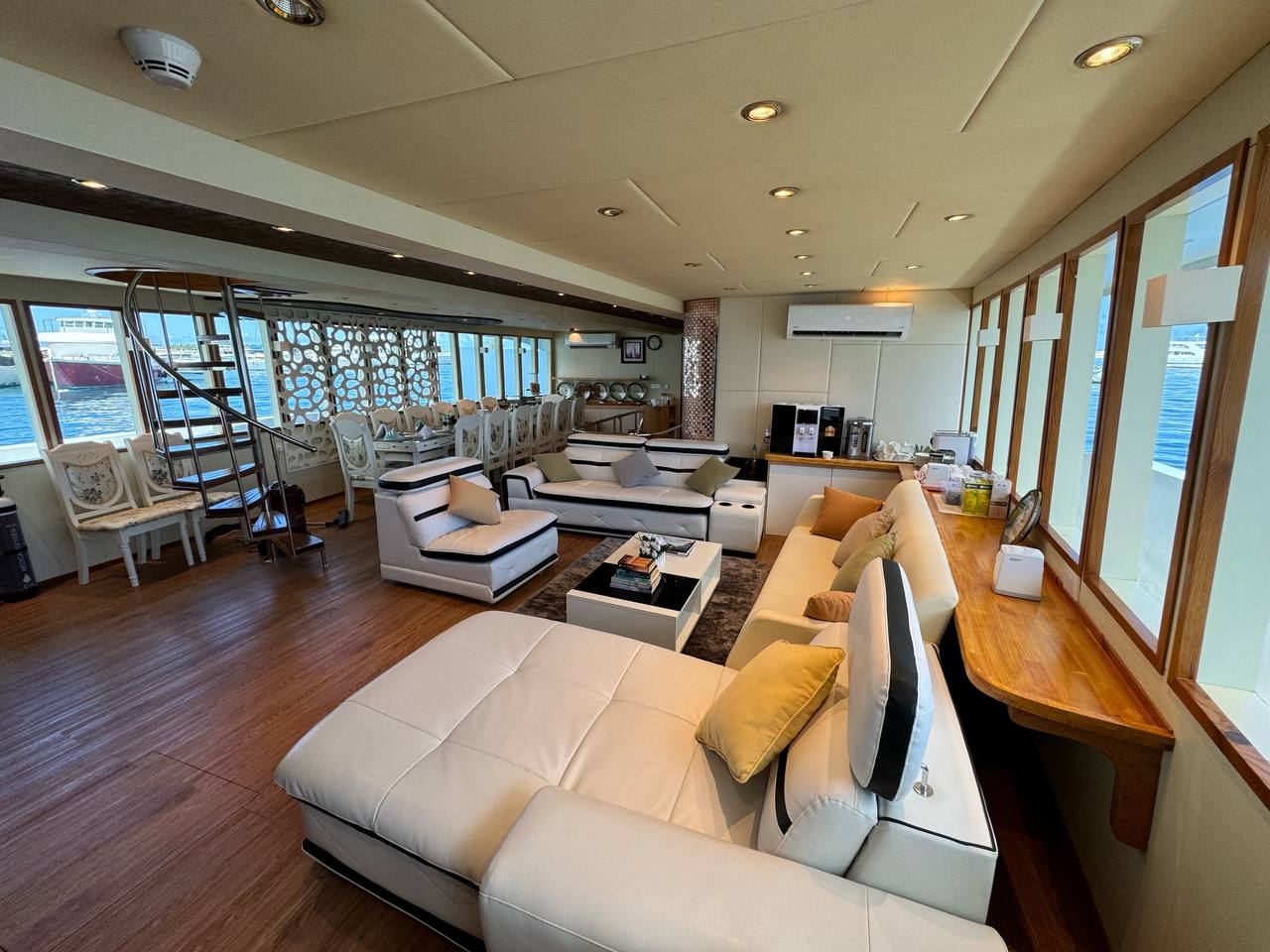 North Seven Motoryacht vor Anker in Hulhumale