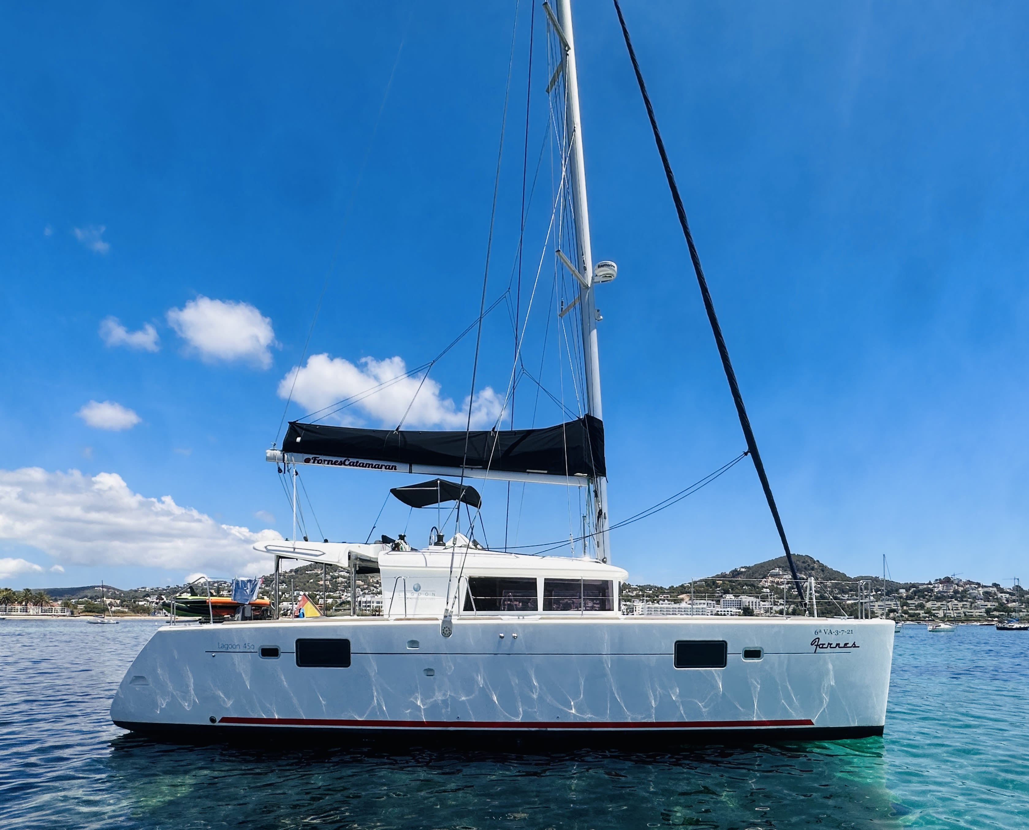 Fornes Lagoon 450 Fly біля причалу Port of Ibiza