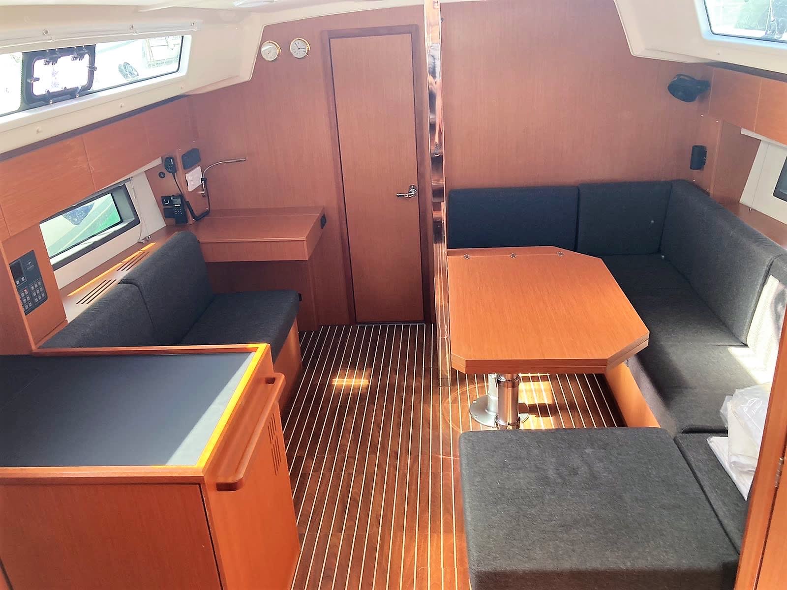 Josef Bavaria C42 біля причалу Athens / Alimos Marina