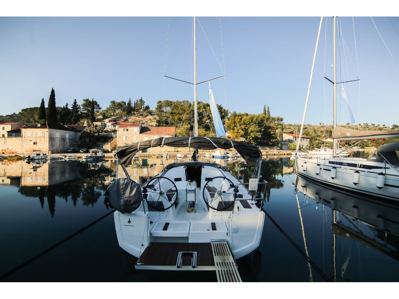 Porto Tolero Sun Odyssey 349 біля причалу Ploče City Port