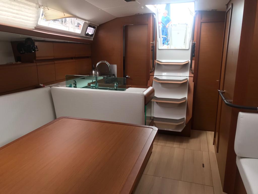 Alboran Limoncello (Majorca) Sun Odyssey 419 біля причалу Palma de Mallorca / La Lonja Marina Charter