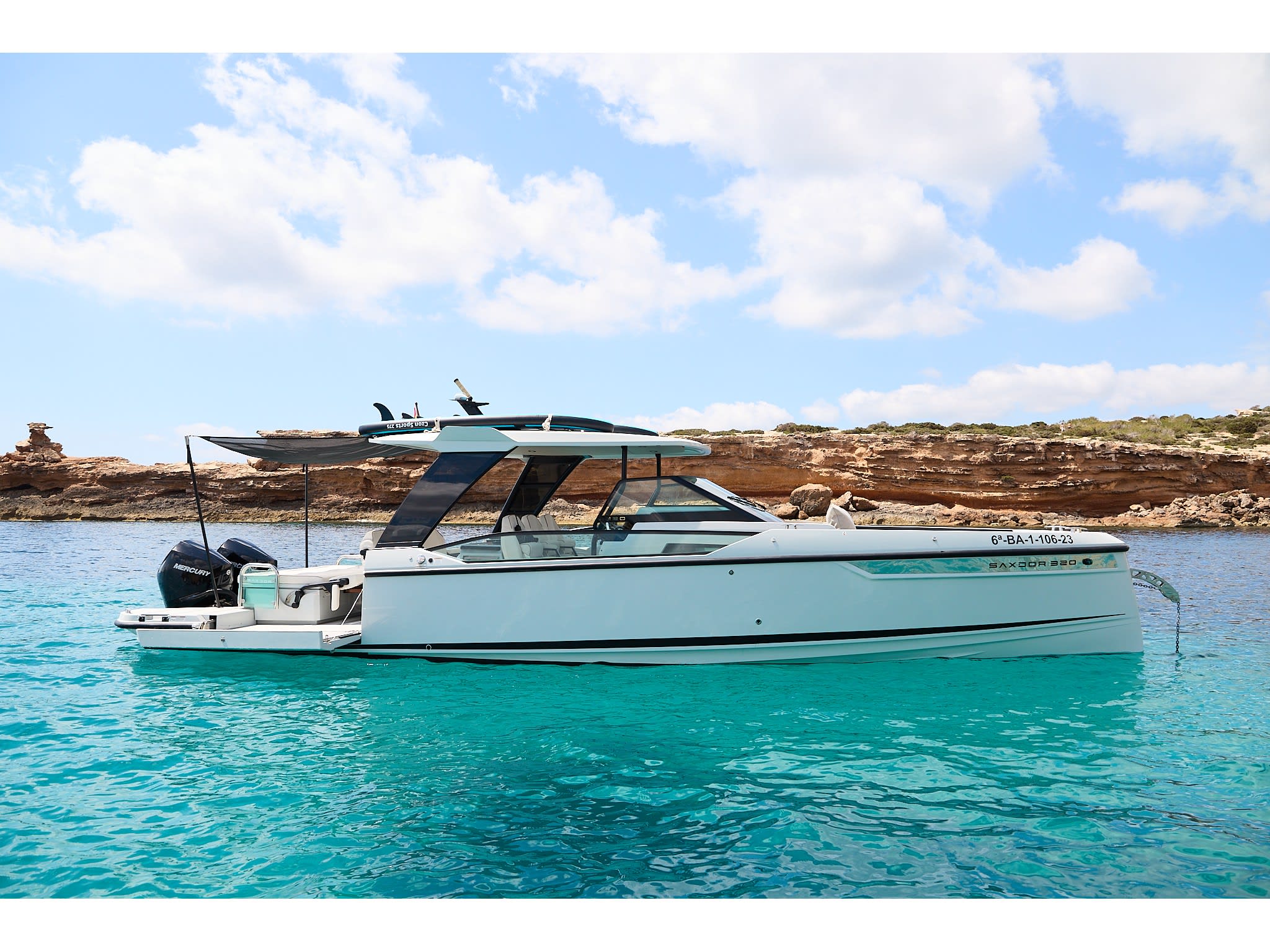 Dry Martini Saxdor 320 GTO vor Anker in Ibiza / Marina Botafoch
