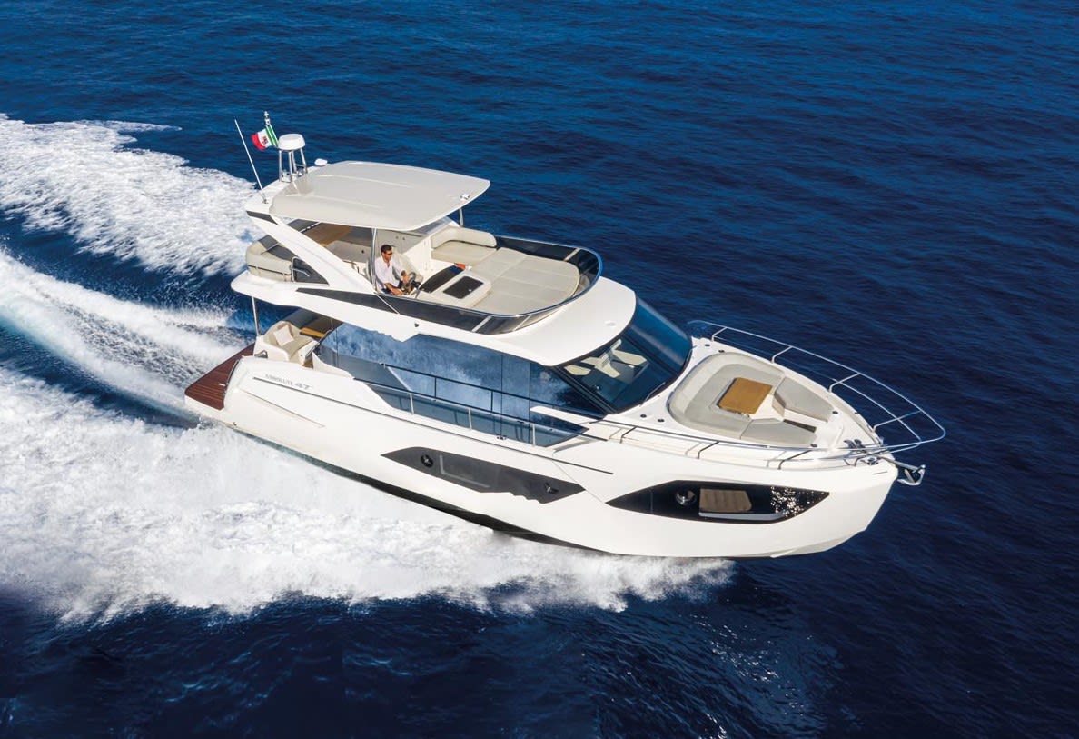 Riaz Tahia Absolute 47 Fly vor Anker in Seget Donji / Marina Baotić