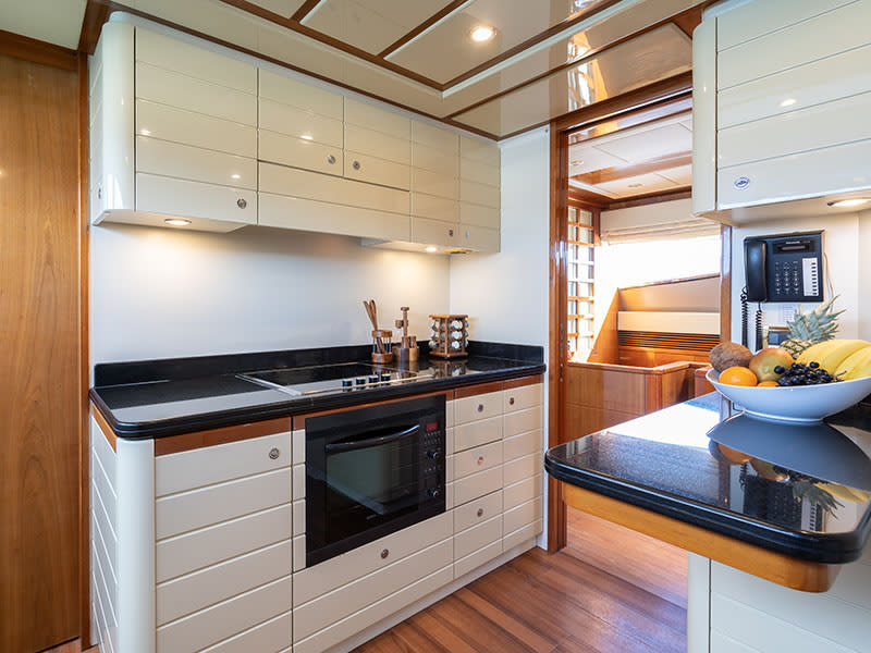 Estia YI Ferretti 880 біля причалу Hellinikon - Athens / Agios Kosmas Marina