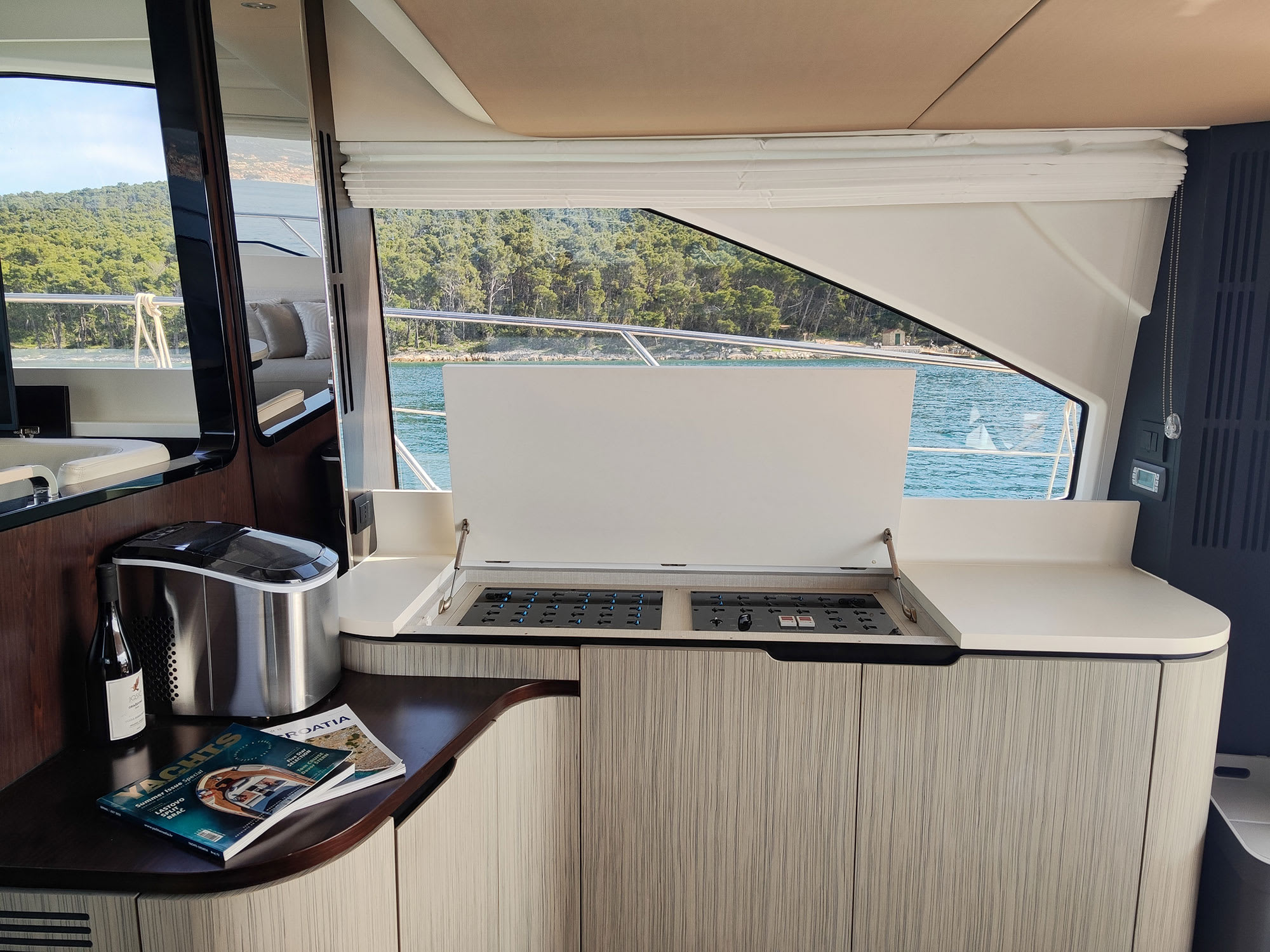 BE HAPPY Azimut 55 біля причалу Kaštel Gomilica / Marina Kaštela
