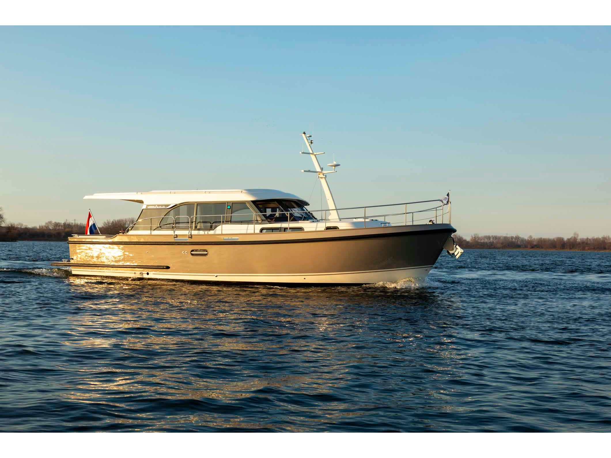 Luna Amanda Linssen Grand Sturdy 40.9 Sedan moored at Kinrooi / Jachthaven De Spaanjerd