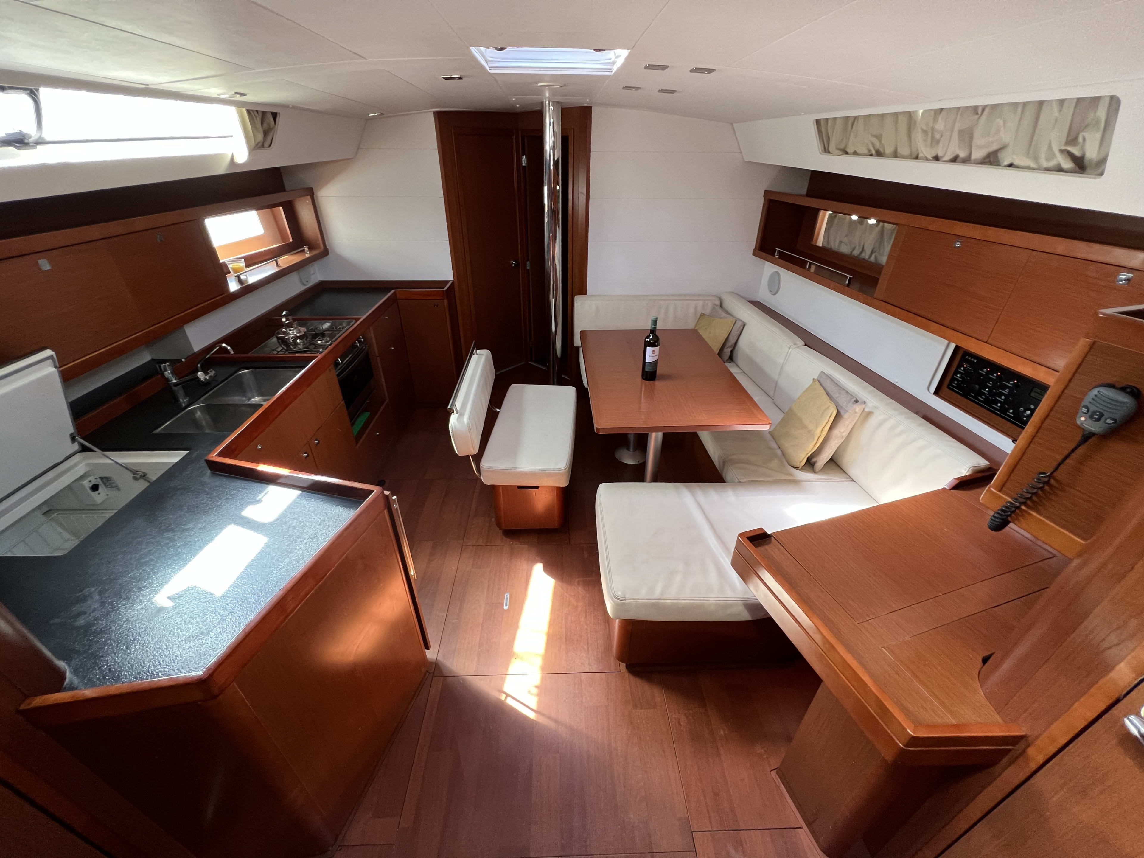 Aurora Oceanis 45 amarrado en Rhodes New Marina