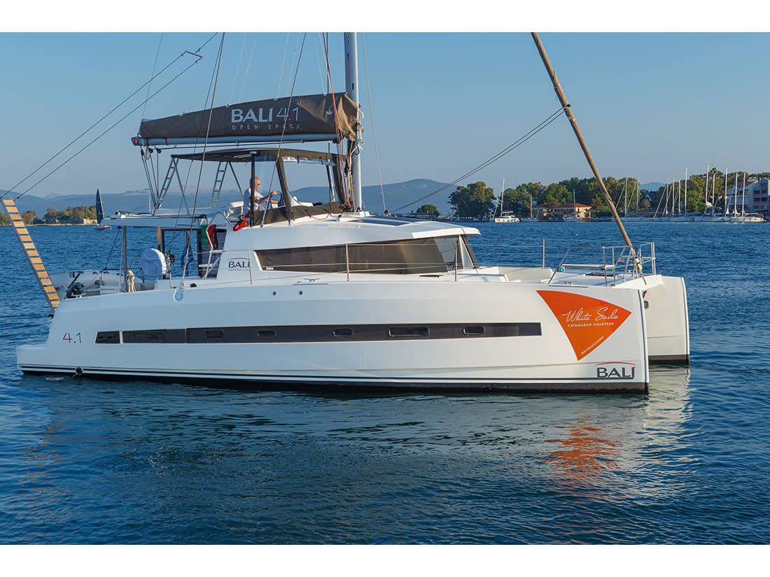 Paspartu | A/C generator watermaker Bali 4.1 vor Anker in Preveza / Cleopatra Marina
