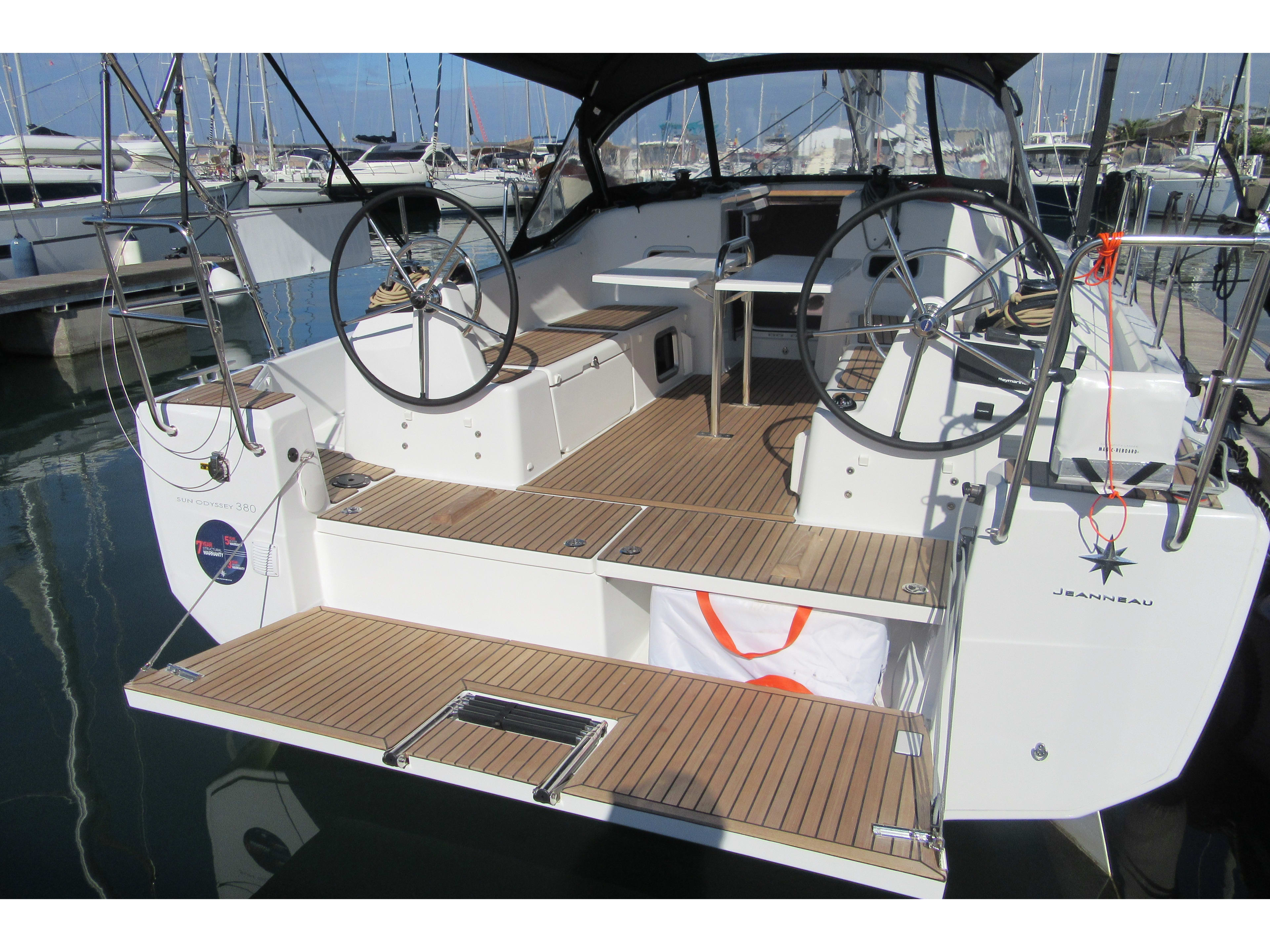 Euforica Sun Odyssey 380 amarrado en Marina di San Vincenzo