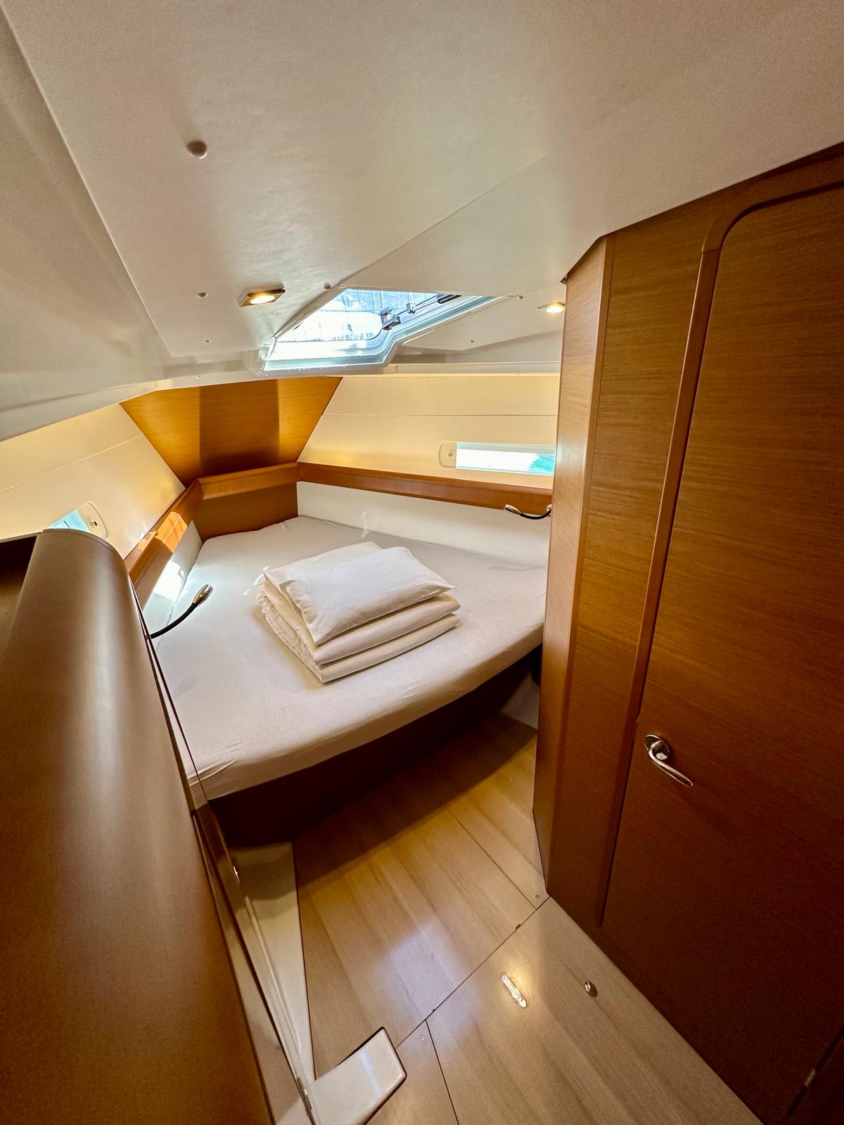 Marley Sun Odyssey 419 біля причалу Marina Drage
