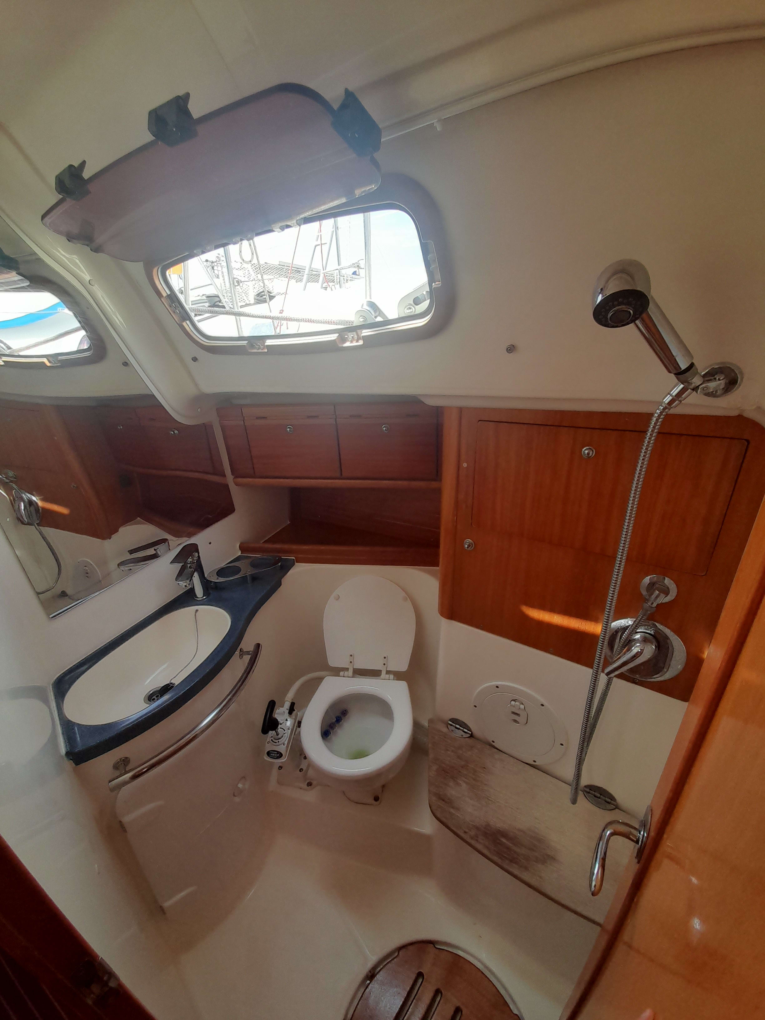 Wave Dancer Bavaria 50 Cruiser біля причалу Lefkada / D-Marin Marina Lefkas