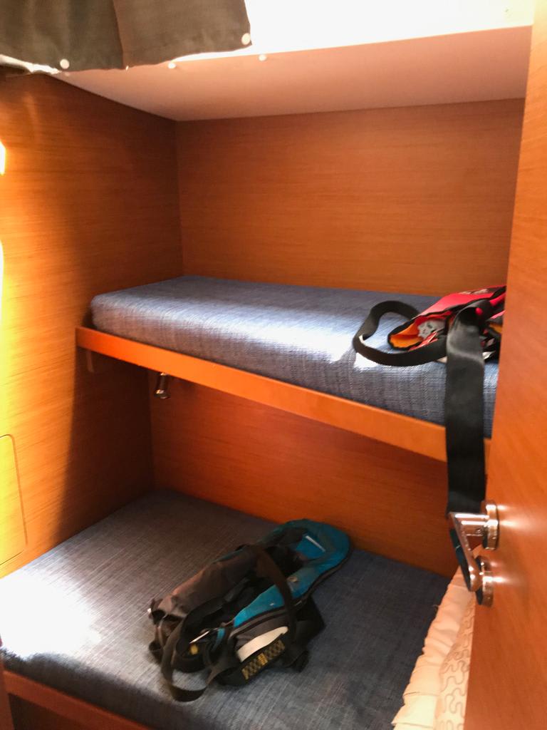 Alboran Prosecco (Radazul) Sun Odyssey 519 біля причалу Puerto Deportivo Radazul