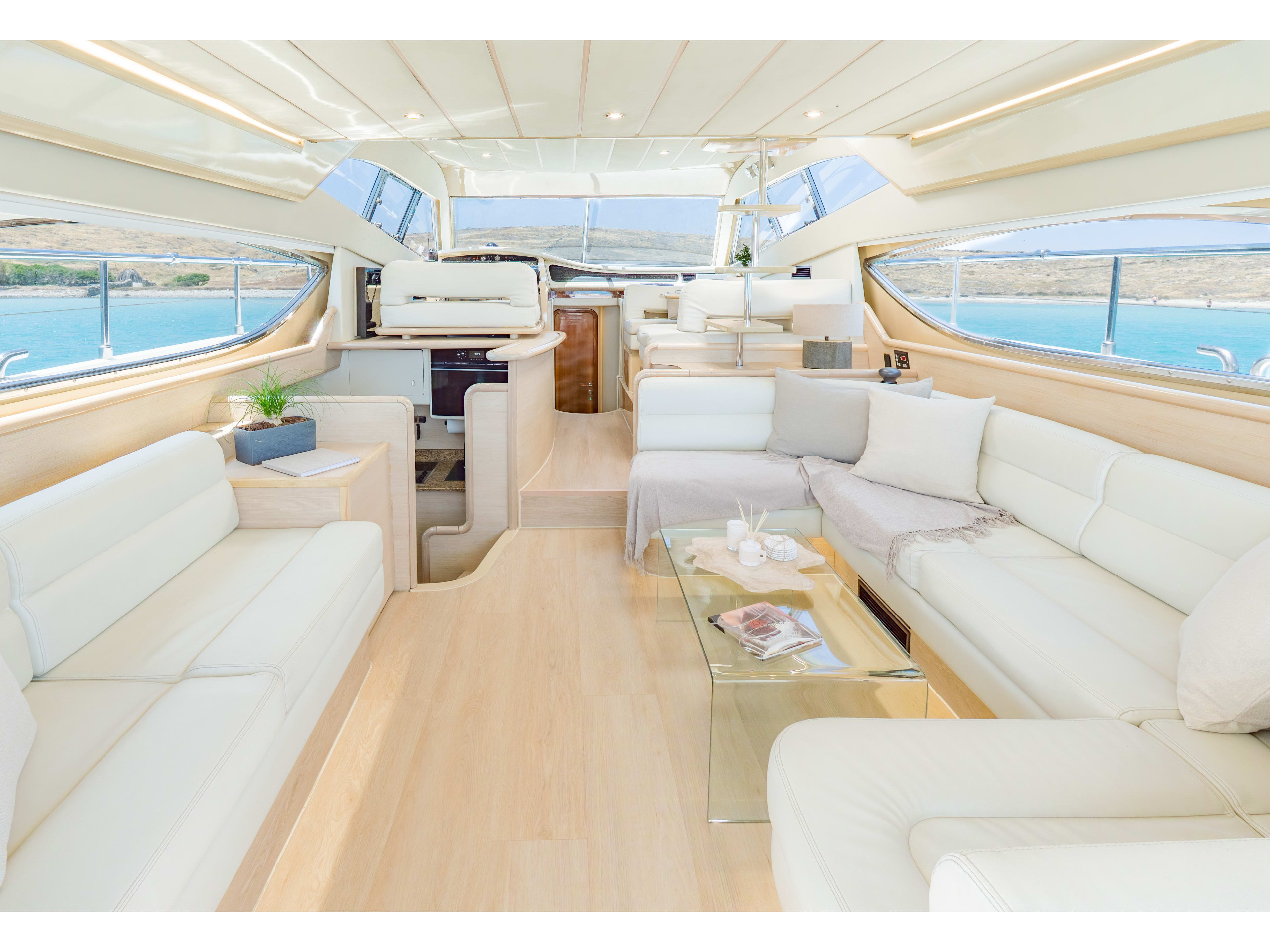 SECRET Ferretti 53 біля причалу Port of Mykonos
