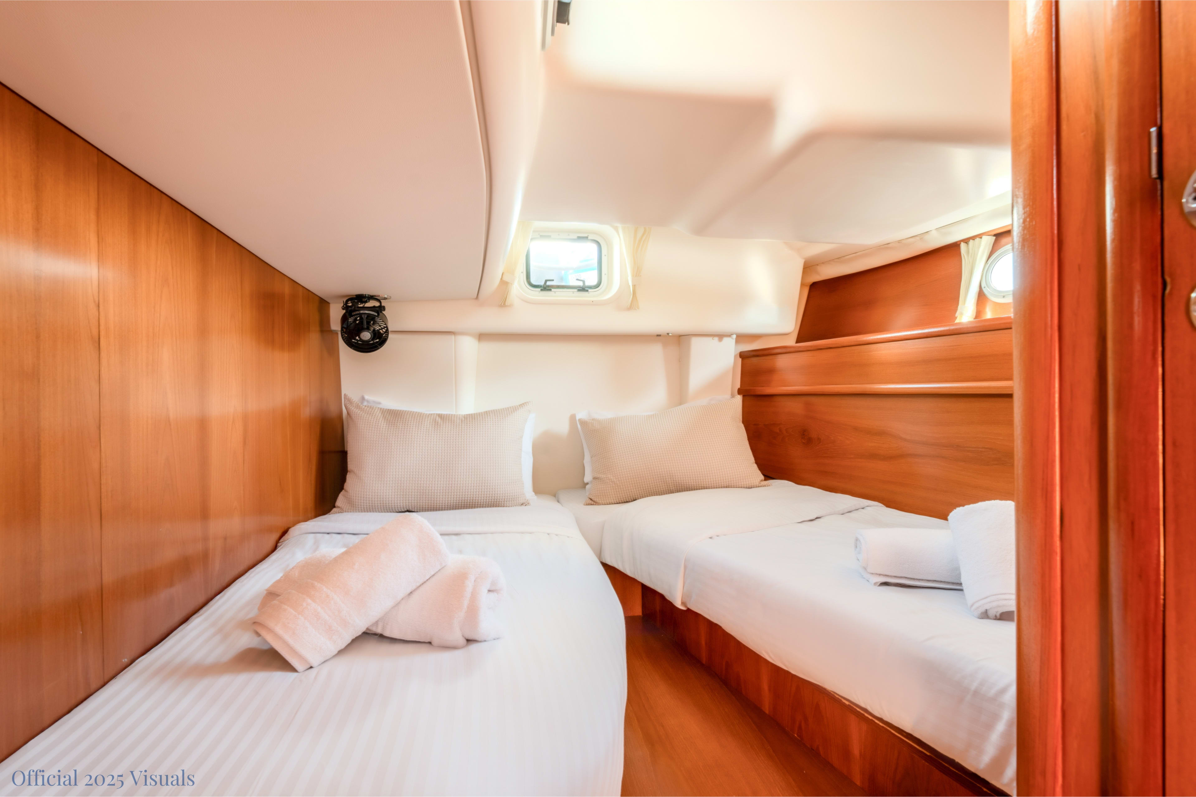 Boomerang Sun Odyssey 54DS біля причалу Lefkada / Marina Perigiali