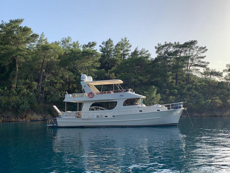 Atil Motoryacht біля причалу Göcek Mucev Marina