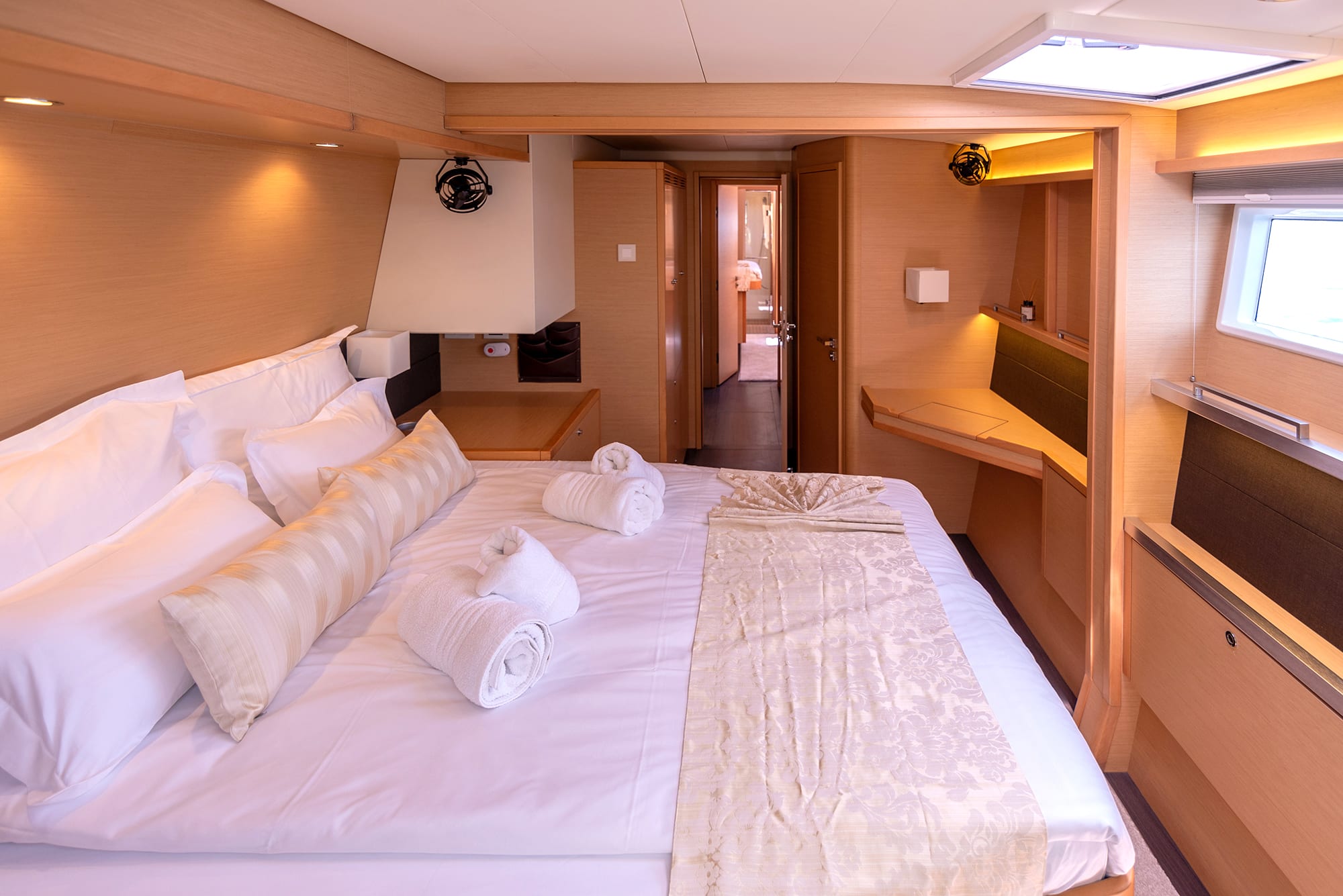 TOPAZ Lagoon 560 S2 біля причалу Port of Split / West Harbour