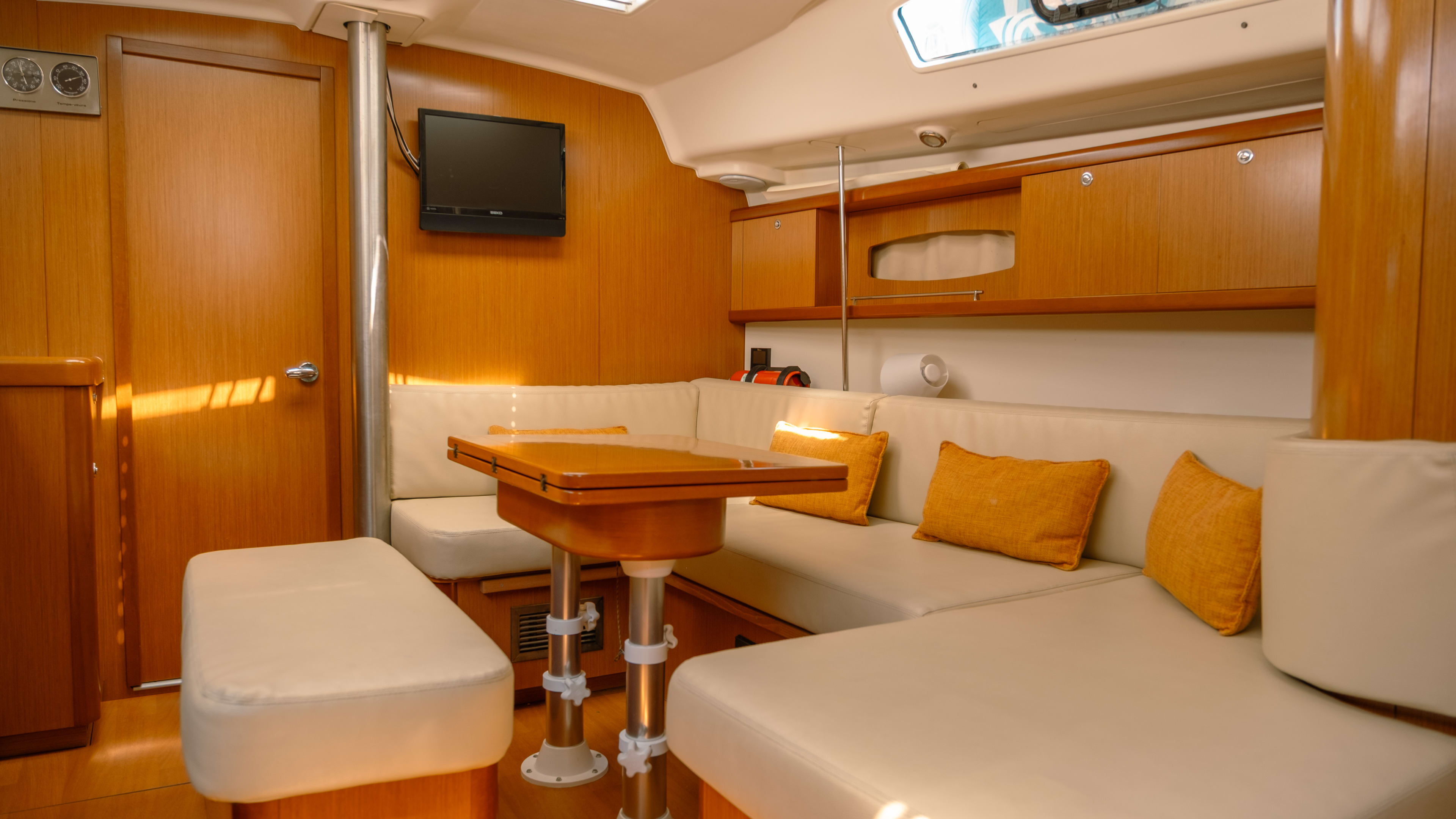 Premium Oceanis 40 біля причалу Fethiye / Yes Marina